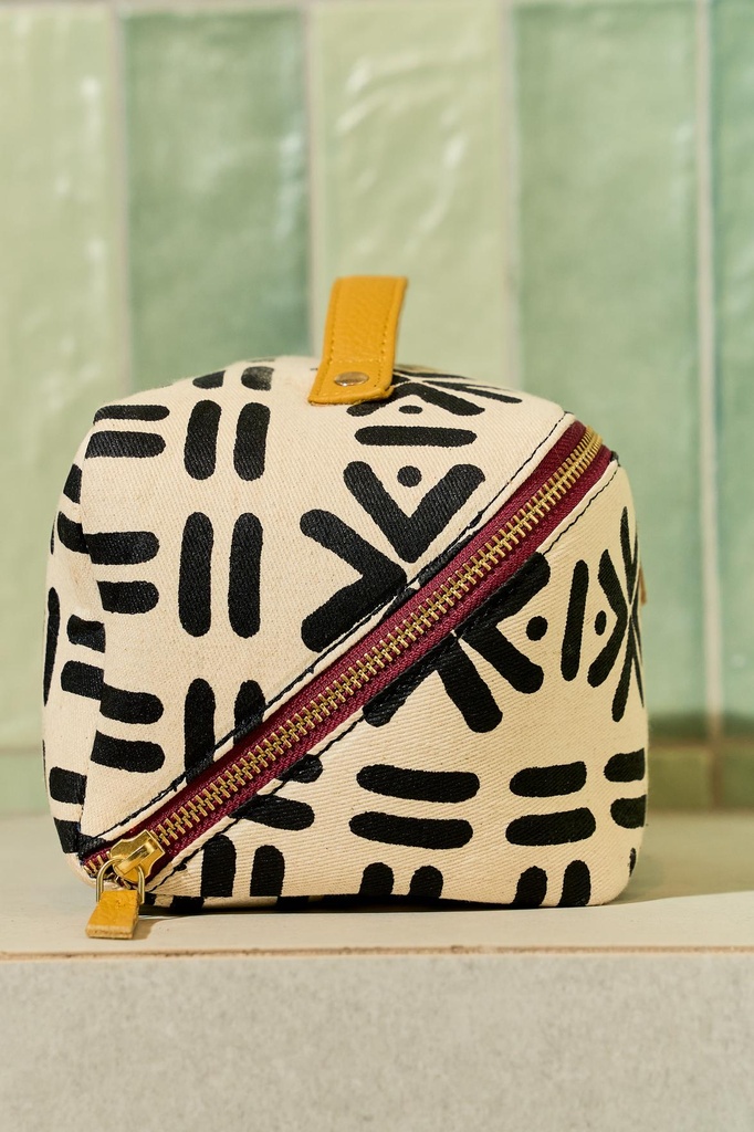ThisisEssentialZolaToiletryBagWhite_Black3.jpg