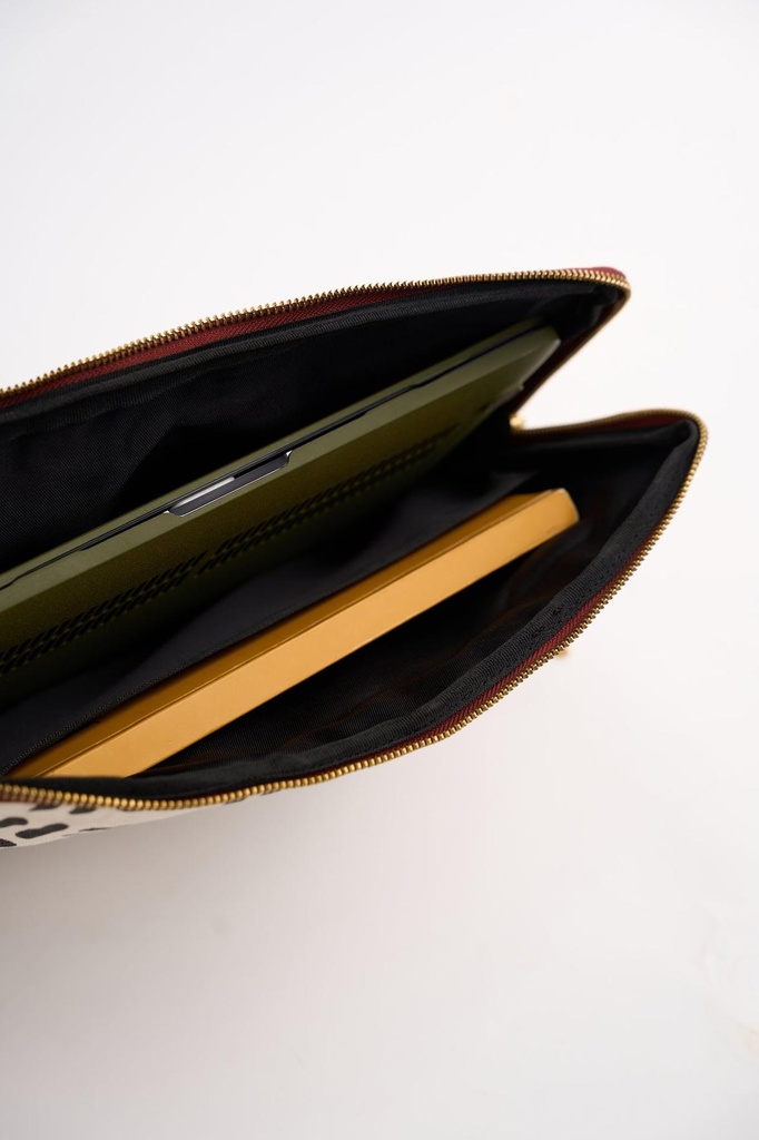 13_LaptopSleeve-IkwettaxThisIsEssential9.jpg