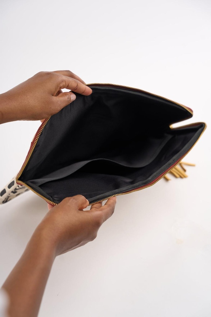 13_LaptopSleeve-IkwettaxThisIsEssential8.jpg
