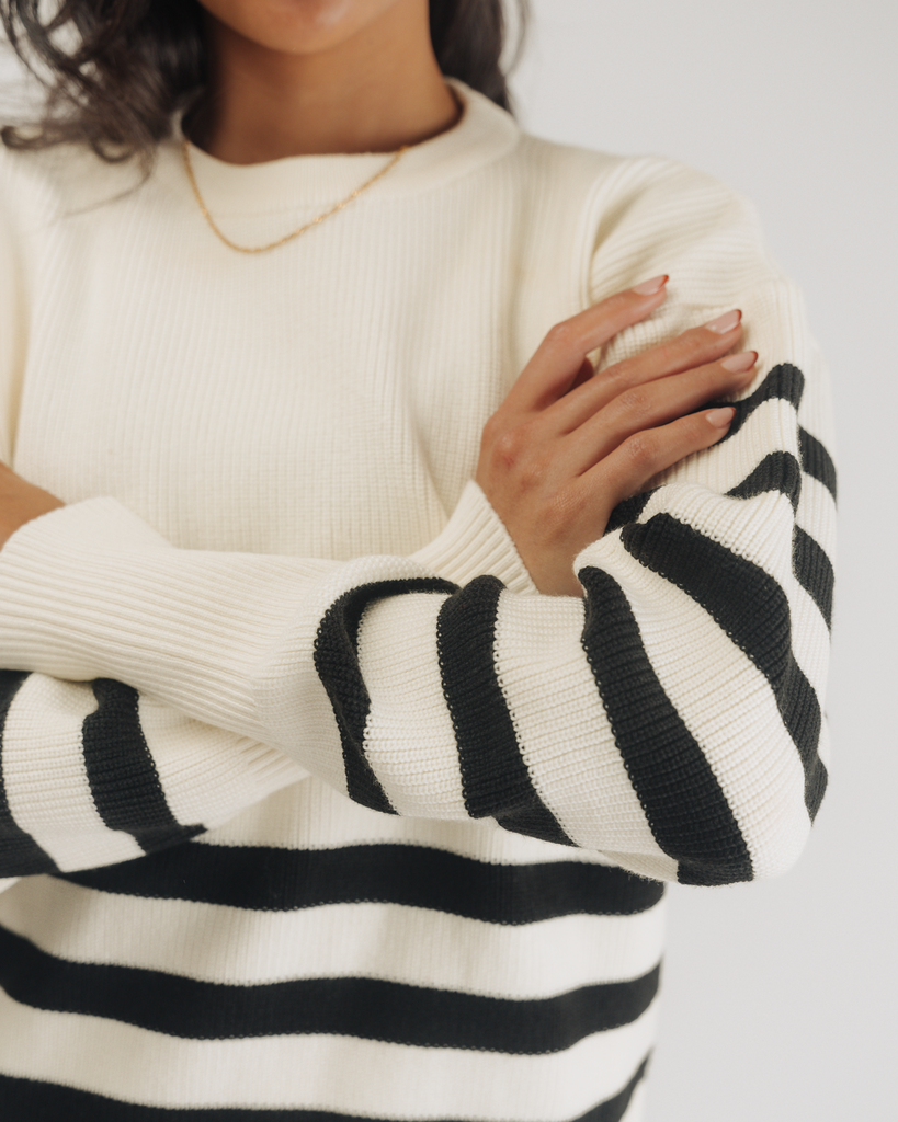 WhiteandBlackOversizedStripedSweater5.png